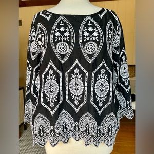 GAP / Eyelet Embroidered 3/4 Sleeve Scalloped Blouse / Black & White / Large